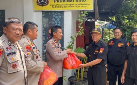 Sukseskan Hari Bhayangkara Ke - 80 , Senkom Provinsi Riau Bagikan Bantuan Sosial Kepada Masyarakat
