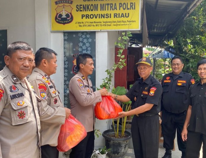 Sukseskan Hari Bhayangkara Ke - 80 , Senkom Provinsi Riau Bagikan Bantuan Sosial Kepada Masyarakat