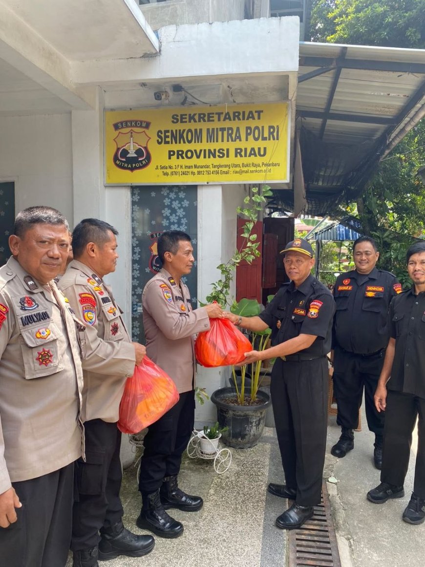 Sukseskan Hari Bhayangkara Ke - 80 , Senkom Provinsi Riau Bagikan Bantuan Sosial Kepada Masyarakat