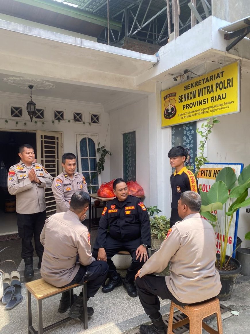Sukseskan Hari Bhayangkara Ke - 80 , Senkom Provinsi Riau Bagikan Bantuan Sosial Kepada Masyarakat
