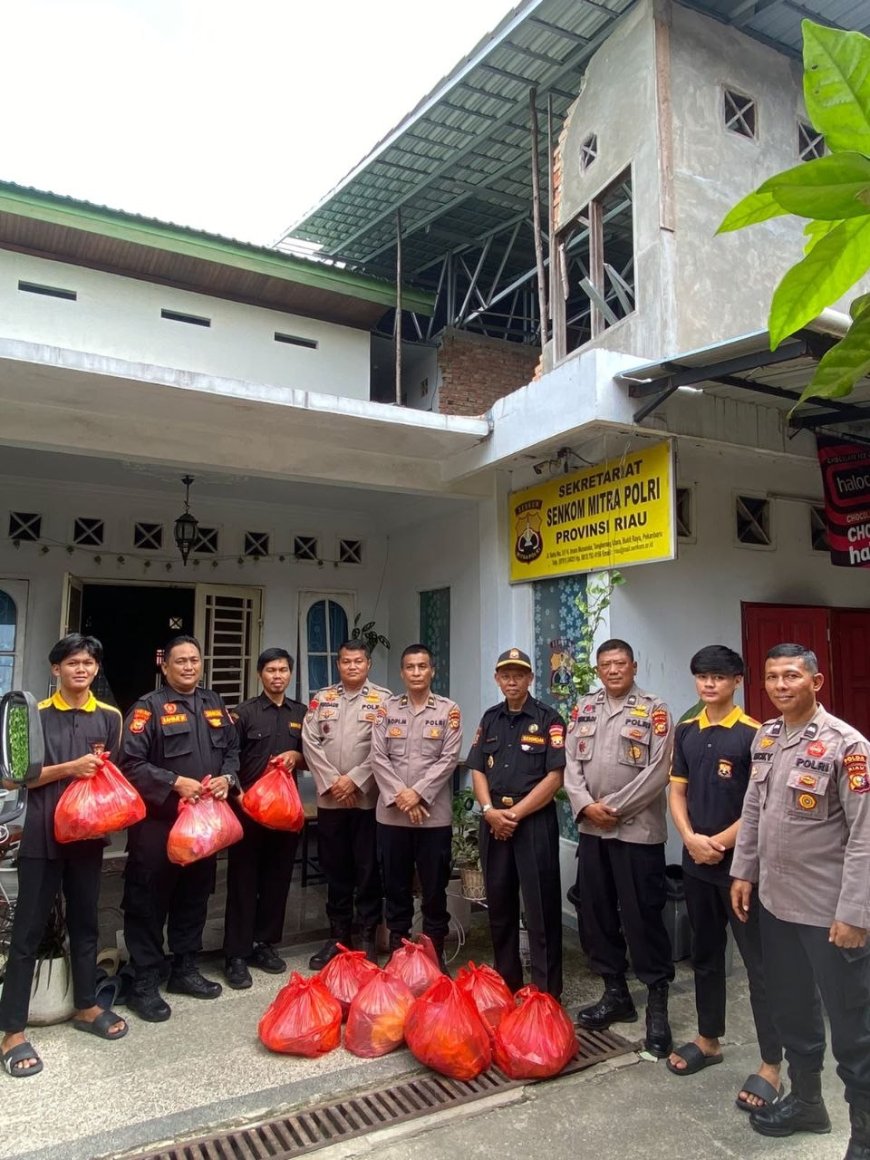 Sukseskan Hari Bhayangkara Ke - 80 , Senkom Provinsi Riau Bagikan Bantuan Sosial Kepada Masyarakat