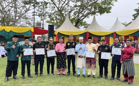 HUT KE-27 KABUPATEN SIAK, SENKOM MITRA POLRI BERSAMA TUJUH ORMAS TERIMA PENGHARGAAN