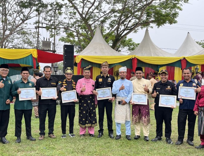 HUT KE-27 KABUPATEN SIAK, SENKOM MITRA POLRI BERSAMA TUJUH ORMAS TERIMA PENGHARGAAN