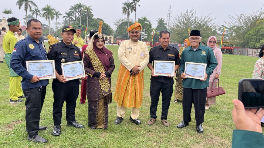 HUT KE-27 KABUPATEN SIAK, SENKOM MITRA POLRI BERSAMA TUJUH ORMAS TERIMA PENGHARGAAN