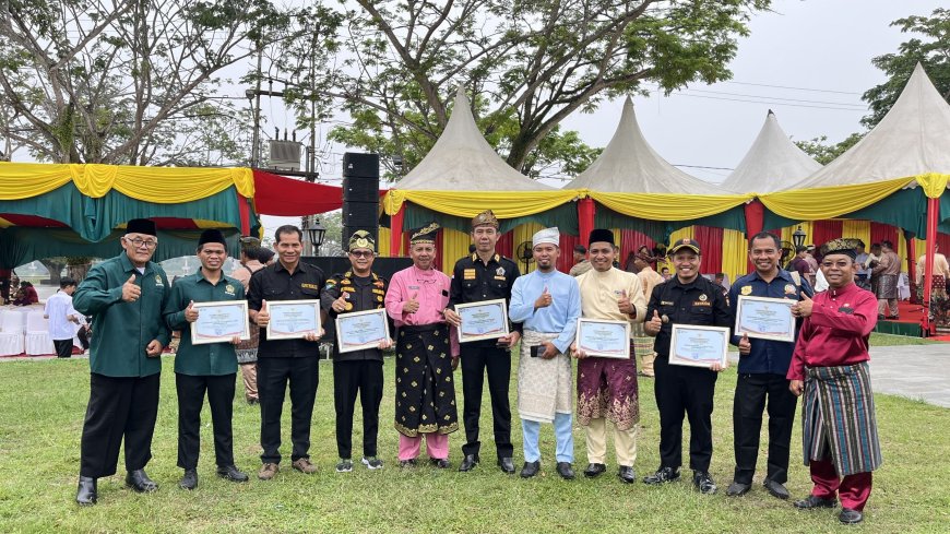 HUT KE-27 KABUPATEN SIAK, SENKOM MITRA POLRI BERSAMA TUJUH ORMAS TERIMA PENGHARGAAN