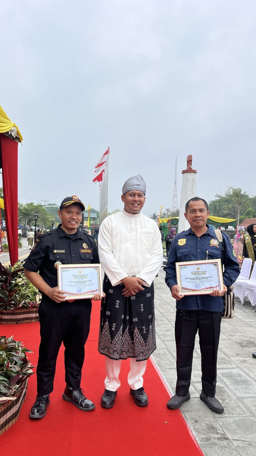 HUT KE-27 KABUPATEN SIAK, SENKOM MITRA POLRI BERSAMA TUJUH ORMAS TERIMA PENGHARGAAN