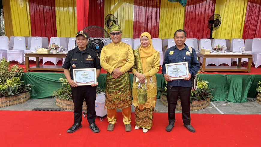 HUT KE-27 KABUPATEN SIAK, SENKOM MITRA POLRI BERSAMA TUJUH ORMAS TERIMA PENGHARGAAN